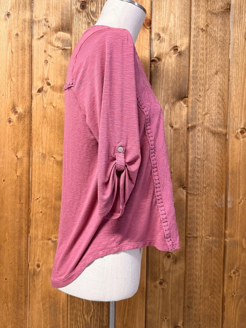 Democracy Large Mauve Embroidered Boho Split V-neck Roll Tab Blouse - Picture 4 of 7